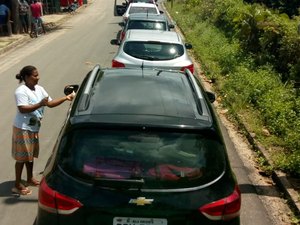 Imensa fila de veículos na travessia da balsa do rio Manguaba irrita turistas