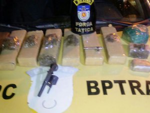 Após ligação anônima, polícia apreende oito quilos de maconha e arma de fogo