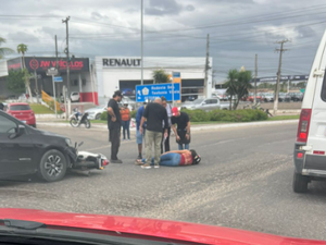 Condutora de moto fica ferida após veículo ser atingido por carro no Trevo do Divan