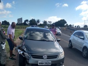 Acidente entre moto e carro é registrado na “curva do charque” em Limoeiro de Anadia
