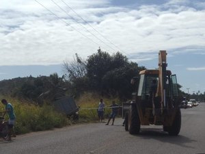 Reboque se desprende de veículo e cai em ribanceira da AL 101 Norte