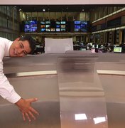Evaristo Costa festeja volta ao 'Jornal Hoje' abraçando a bancada: 'Saudade'