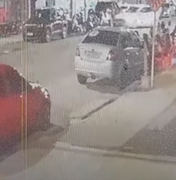 [Vídeo] Câmera flagra momento em que carro desgovernado invade lanchonete no Peixoto