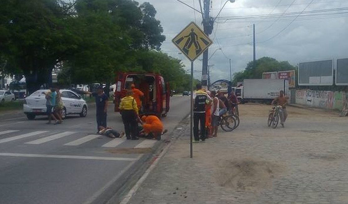 Acidente entre carro e moto deixa dois feridos na  Av. Durval de Góes Monteiro