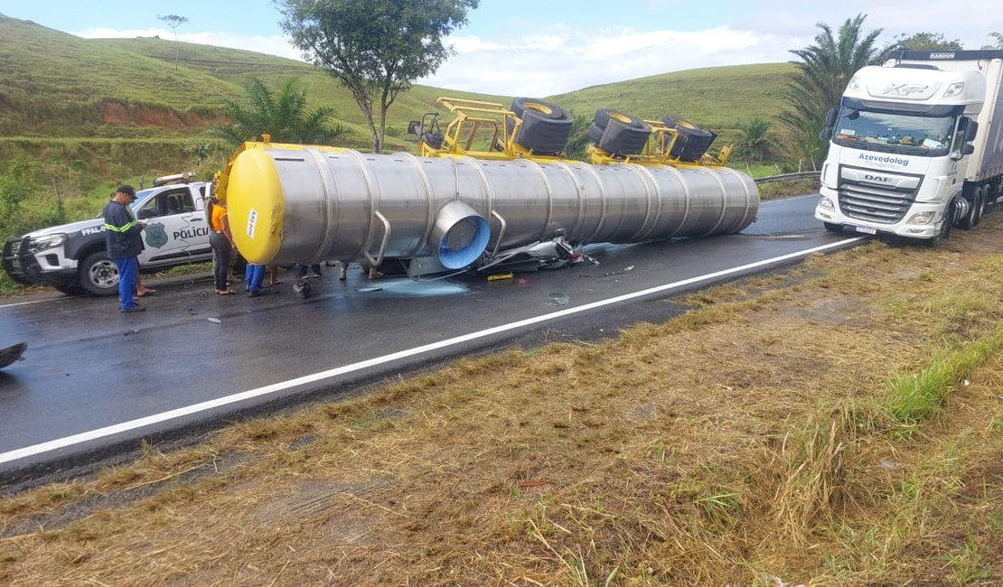 [Vídeo] Carreta tomba, esmaga carro e causa de duas pessoas na BR-101