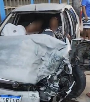 Carro bate em carreta carregada de açúcar no bairro de Ipioca, em Maceió