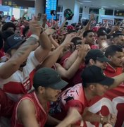 [Vídeo] Torcida do CRB faz festa para recepcionar equipe no aeoroporto após classificação