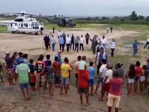 [Vídeo] Bolsonaro quebra protocolo de viagem e faz parada no Agreste de Alagoas