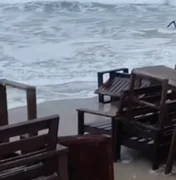 Imagens mostram avanço da maré e faixa de areia alagada na Praia do Francês