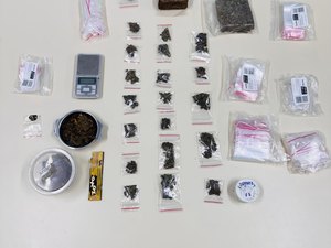 Polícia apreende drogas, balança de precisão e cédula falsa em Taquarana
