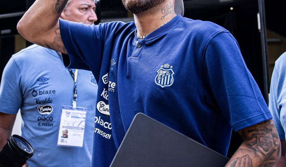 Neymar se irrita com críticas após pôquer: 'Vai cuidar da sua vida'