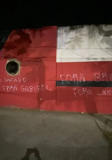 Muros da Gávea são pichados após vice do Flamengo na Copa do Brasil