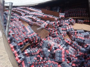 Caminhão carregado de refrigerante tomba na AL-110 em Arapiraca