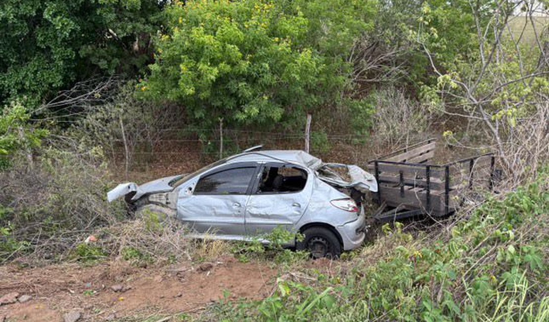 Acidente grave na AL-220 destrói veículo e reboque, mas ocupantes saem ilesos