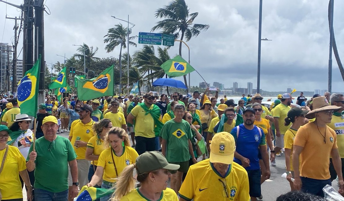 Ato em apoio a Bolsonaro reúne manifestantes em Maceió com críticas a Lula e ao STF