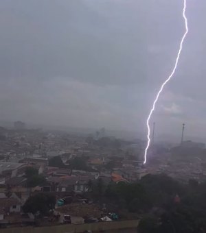Registro impactante mostra raio durante período de chuva intensa em Arapiraca