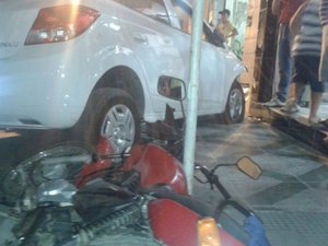 Mulher perde controle de veículo e atropela motocicletas no centro de Arapiraca