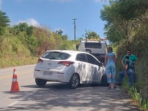 Após cochilar, professora bate carro em barreira na Serra das Espias, em Palmeira