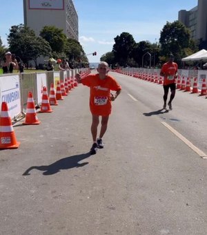 Idosa de 78 anos completa meia maratona em Brasília