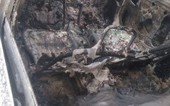 Carro é encontrado carbonizado em estrada vicinal de Porto de Pedras