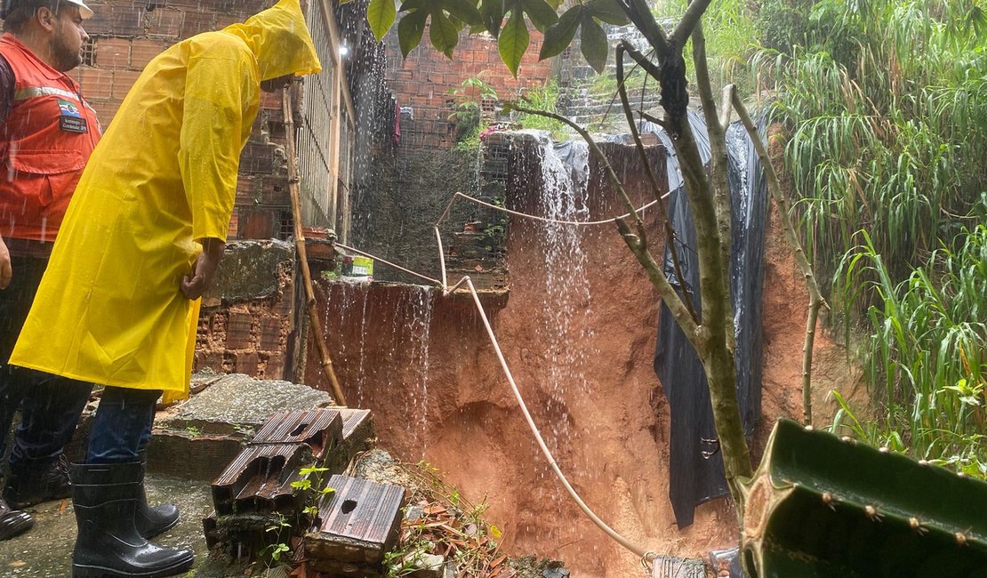 Forte chuva provoca deslizamentos e casas evacuadas em Maceió