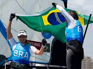 Brasileiras Martine e Kahena conquistam medalha de ouro na vela e são bicampeãs