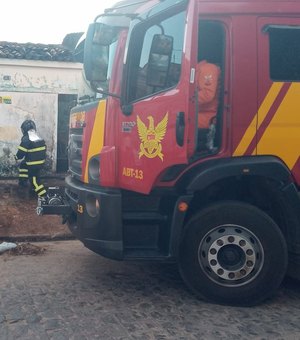 [Vídeo] Residência pega fogo no bairro Capiatã, em Arapiraca