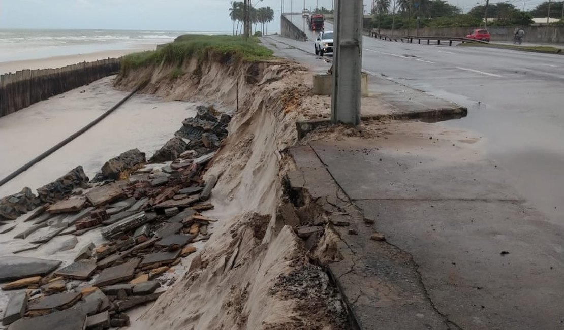 Erosão ameaça derrubar postes na orla do Pontal da Barra, em Maceió