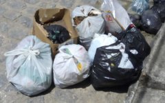 Lixo se acumula nas ruas de Matriz de Camaragibe