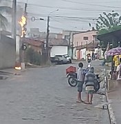 Poste pega fogo após ser atingido por raio, em Arapiraca