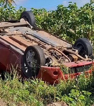 Carro com casal perde freios, sai na pista e capota na AL-220, em Arapiraca
