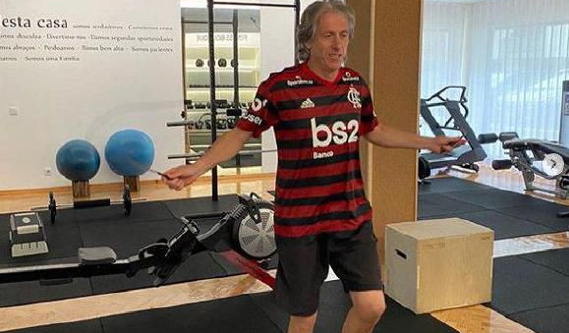Jorge Jesus malha com a camisa do Flamengo e leva torcida à loucura