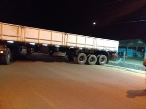 Carreta colide contra muro de residência na AL 110, em Arapiraca