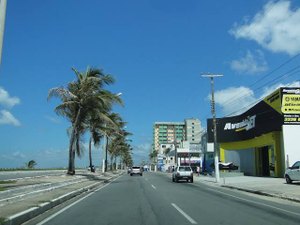 Colisão entre carro e moto deixa duas pessoas feridas em Maceió