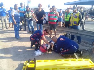 Mulher fica ferida após colidir motocicleta contra mureta de proteção na AL-220