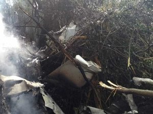 Avião de pequeno porte cai e pega fogo em Santa Catarina