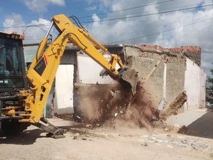 Sete imóveis com risco de colapso são demolidos no bairro do Farol