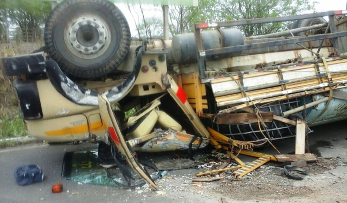 Motorista perde controle de caminhão e capota na BR-316