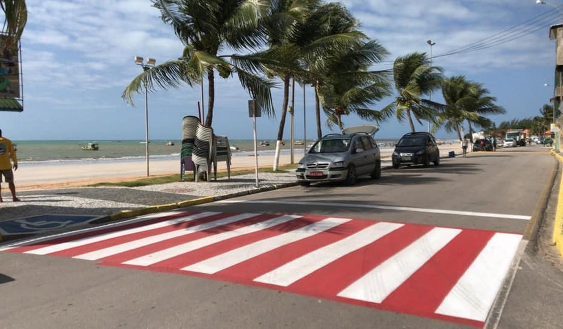 SMTT pinta faixas de pedestres na Orla de Maragogi