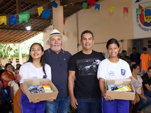 Prefeitura inicia a entrega de fardamentos e kits escolares para 7 mil estudantes da rede municipal de São Sebastião