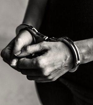 Homem ameaça a mãe e tenta matar a irmã com esganadura em Maceió