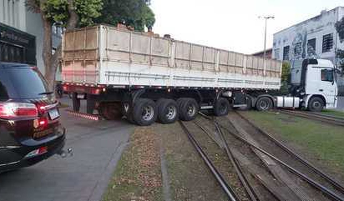 Carreta com 6 toneladas de maconha enguiça sobre trilhos do VLT no Rio após ser apreendida