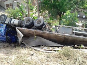 Motorista perde controle da direção e tomba carreta carregada com papel na BR-101