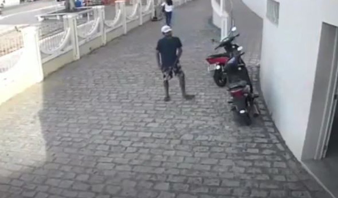 [Video] Homem furta motocicleta na Concatedral em Arapiraca