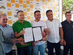 [Vídeo] Renan Filho e Paulo Dantas assinam convênio e recuperação da AL110 em Taquarana é iniciada