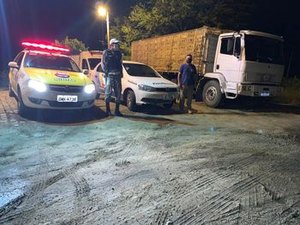 ADEAL apreende carga irregular de frangos vivos na BR 316, em Palmeira dos Índios