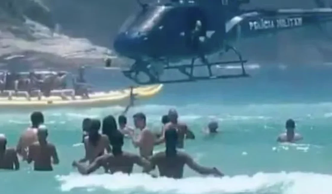 [Vídeo]  PM deixa fuzil cair de helicóptero e banhista devolve arma em Cabo Frio