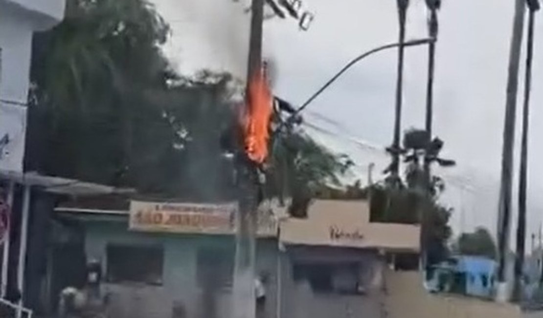 Poste pega fogo na Avenida Muniz Falcão em Palmeira dos Índios