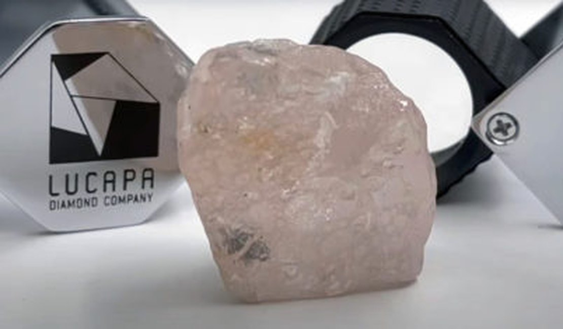 Maior diamante descoberto em 300 anos é mostrado em Angola; veja vídeo