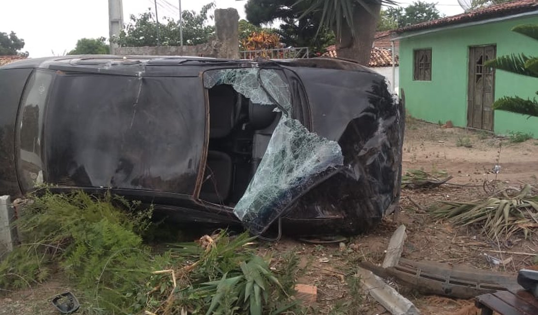 Motorista perde controle de direção e capota na AL 110